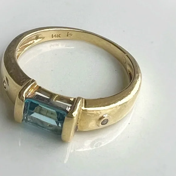14 kt Gold Ring with Light Blue Aquamarine Baguette Cut Bezel Set w/2 Diamonds - Picture 1 of 7